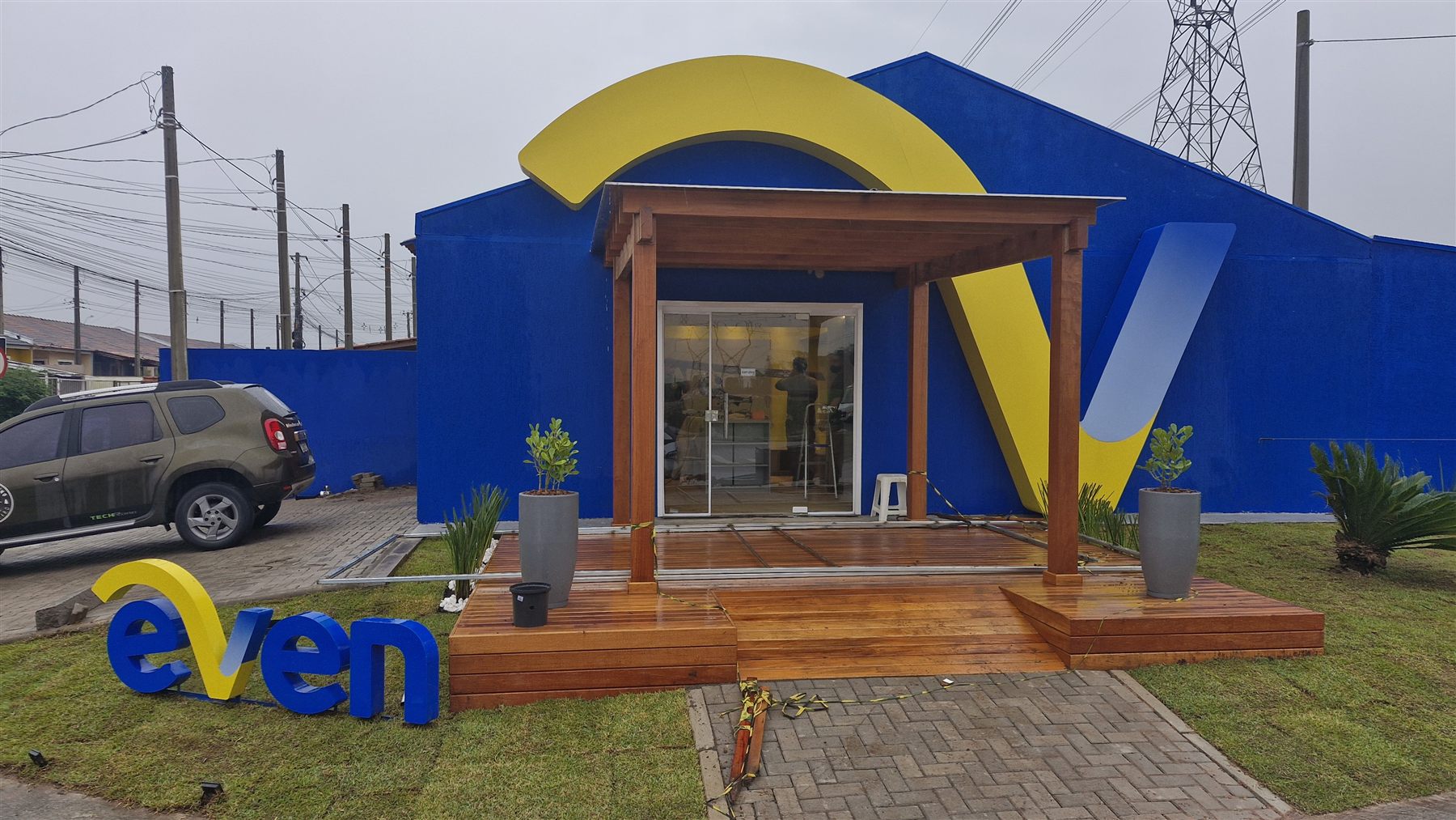 Paisagismo comercial em fachada