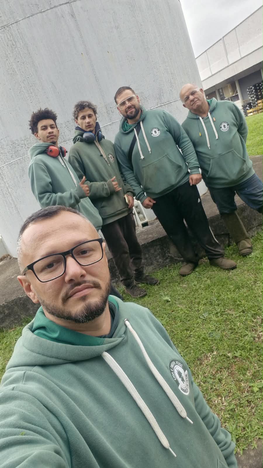 Joni e a equipe Casa e Jardim Verde reunidos durante um dia de trabalho